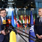 El Ministro de Relaciones Exteriores de Ucrania, Dmytro Kuleba, a la izquierda, y el Secretario General de la OTAN, Jens Stoltenberg, hablan con los medios cuando llegan a una reunión en la sede de la OTAN en Bruselas el 7 de abril.