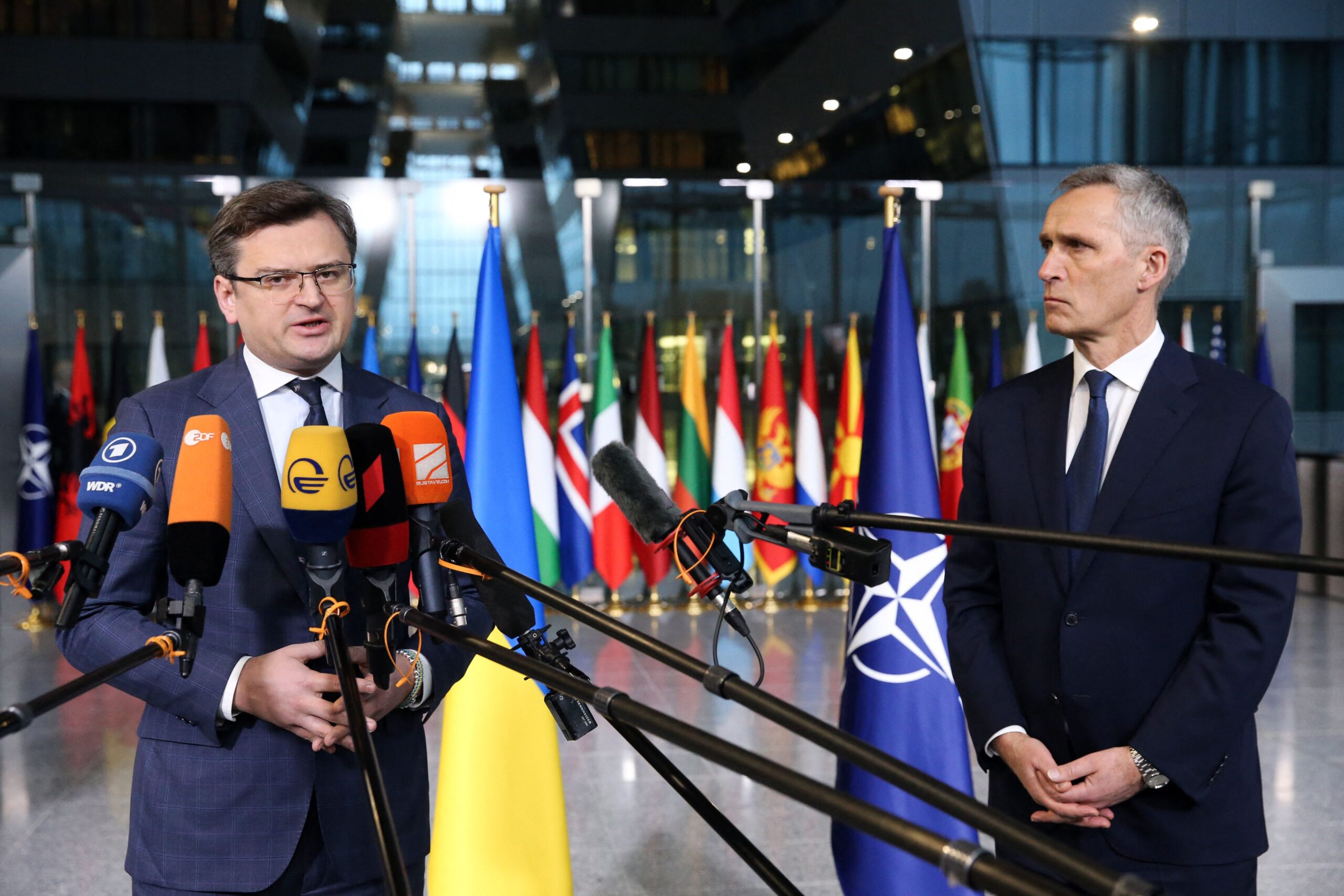 El Ministro de Relaciones Exteriores de Ucrania, Dmytro Kuleba, a la izquierda, y el Secretario General de la OTAN, Jens Stoltenberg, hablan con los medios cuando llegan a una reunión en la sede de la OTAN en Bruselas el 7 de abril.