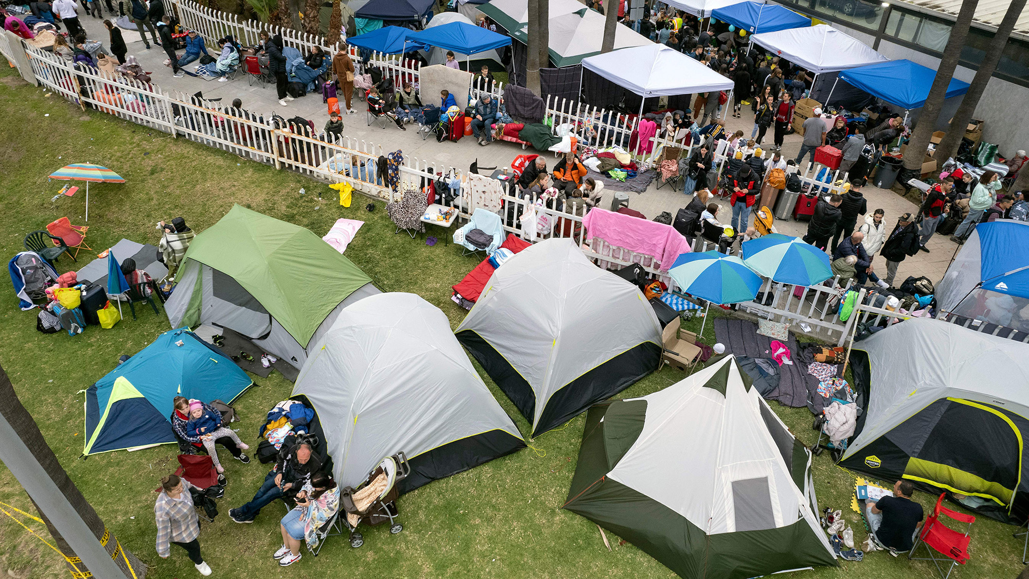 Un campamento improvisado de ucranianos que buscan asilo en los Estados Unidos se ve en el lado mexicano del puerto de cruce de San Ysidro en Tijuana, México, el 2 de abril.