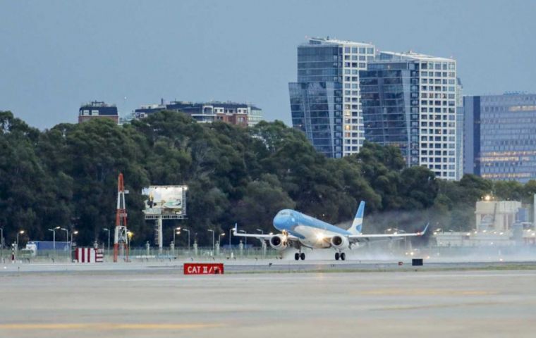Hasta 2010, desde la terminal aérea metropolitana de la capital argentina sólo se disponía de un puente aéreo a Montevideo.