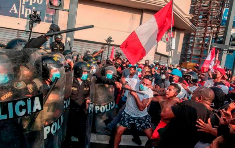 “Y la amenaza esta vez no proviene de los regímenes militares sino del populismo”, dijo la Sra. Lagos, “alrededor del 60% de las personas están preparadas para salir a las calles a protestar”.