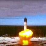 En esta fotografía distribuida por el Servicio de Prensa de la Agencia Espacial Roscosmos el miércoles 20 de abril de 2022, el misil balístico intercontinental Sarmat es lanzado desde Plesetsk, en el noroeste de Rusia.
