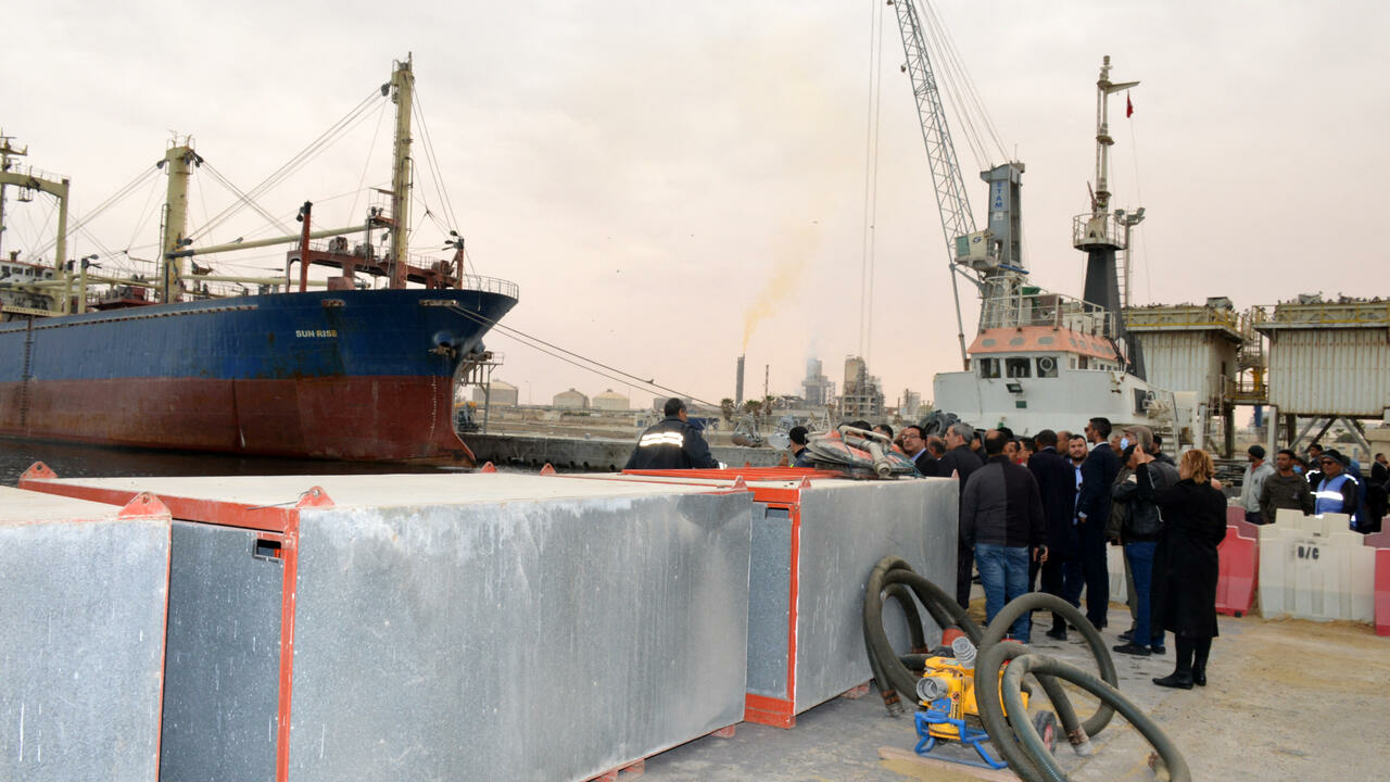 Buzos inspeccionan barco cargado de combustible que se hundió frente a Túnez