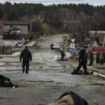 Los cuerpos yacen en una calle de Bucha, al noroeste de Kiev, el 2 de abril de 2022.