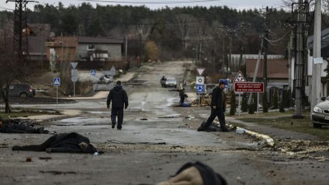 Los cuerpos yacen en una calle de Bucha, al noroeste de Kiev, el 2 de abril de 2022.