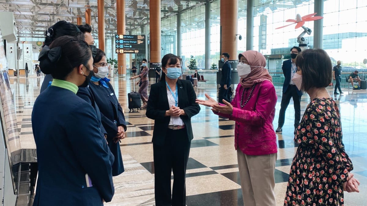 El presidente Halimah rinde homenaje al personal del aeropuerto de Changi por su resiliencia durante el COVID-19