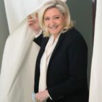 La contendiente francesa de extrema derecha Marine Le Pen emite su voto en Henin-Beaumont, en el norte de Francia, el domingo.