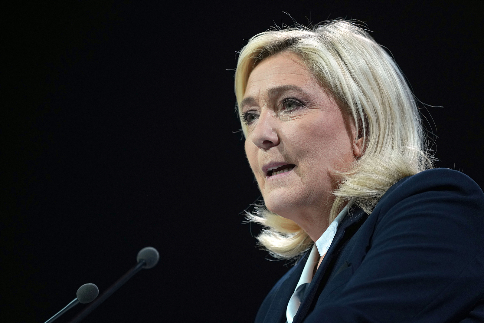 Marine Le Pen, candidata de la Agrupación Nacional para la próxima segunda ronda de las elecciones presidenciales francesas, celebra su última reunión para la campaña presidencial el 21 de abril en Arras, Francia.