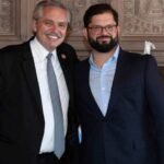 El presidente Gabriel Boric con su amigo vecino, Alberto Fernández (L) durante su reciente visita a Argentina