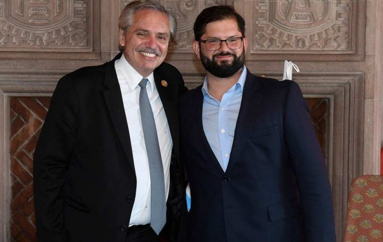 El presidente Gabriel Boric con su amigo vecino, Alberto Fernández (L) durante su reciente visita a Argentina