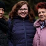 Mila Turchyn (centro) finalmente se reunió con su madre Luba (derecha) y su hermana Vita (izquierda) en Polonia después de un viaje angustioso.