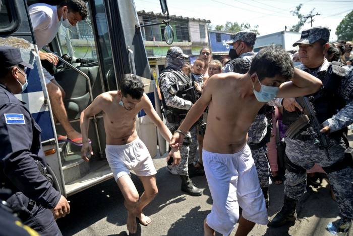 La represión de las pandillas en El Salvador genera temores de un creciente autoritarismo