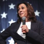 La vicepresidenta Kamala Harris, siguiente en la larga fila de demócratas en dar positivo por COVID-19