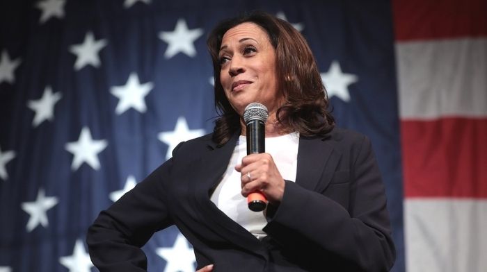 La vicepresidenta Kamala Harris, siguiente en la larga fila de demócratas en dar positivo por COVID-19