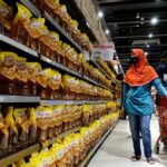 Las acciones de aceite de palma de Indonesia y la rupia se ven afectadas por una prohibición de exportación más estricta