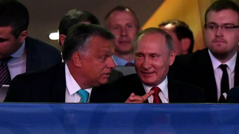 Orban se sienta junto a Putin durante el Campeonato Mundial de Judo en Budapest el 28 de agosto de 2017.