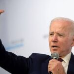 Los críticos se muestran cautelosos mientras Biden impulsa una nueva mezcla de etanol en medio de los altísimos precios de la gasolina