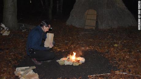 La piedra grabada se colocó alrededor de un fuego.  La interacción entre los animales grabados y la luz errante del fuego habría hecho que las formas animales cobraran vida.