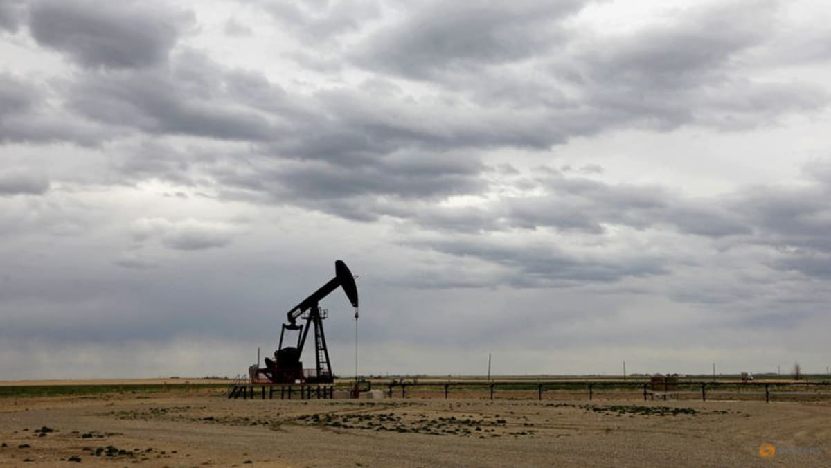 Los precios del petróleo bajan en las primeras operaciones