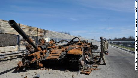 Un hombre inspecciona un tanque destruido del ejército ruso a unos 40 kilómetros al oeste de Kiev, la capital de Ucrania.