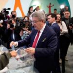 Jean-Luc Mélenchon emite su voto el domingo.