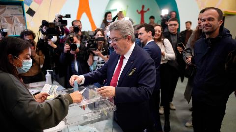 Jean-Luc Mélenchon emite su voto el domingo.