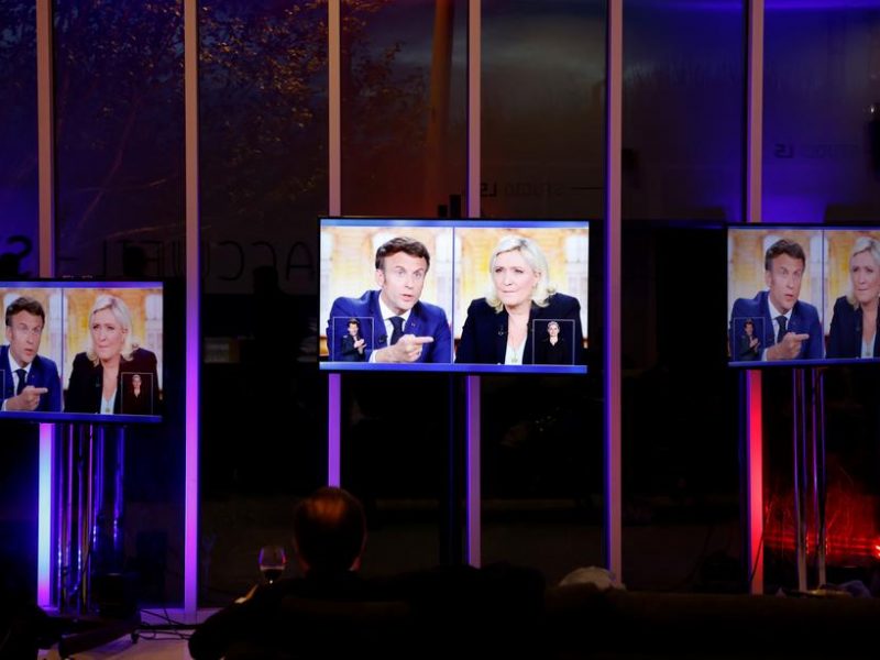 Macron y Le Pen en plena campaña electoral tras amargo debate televisivo