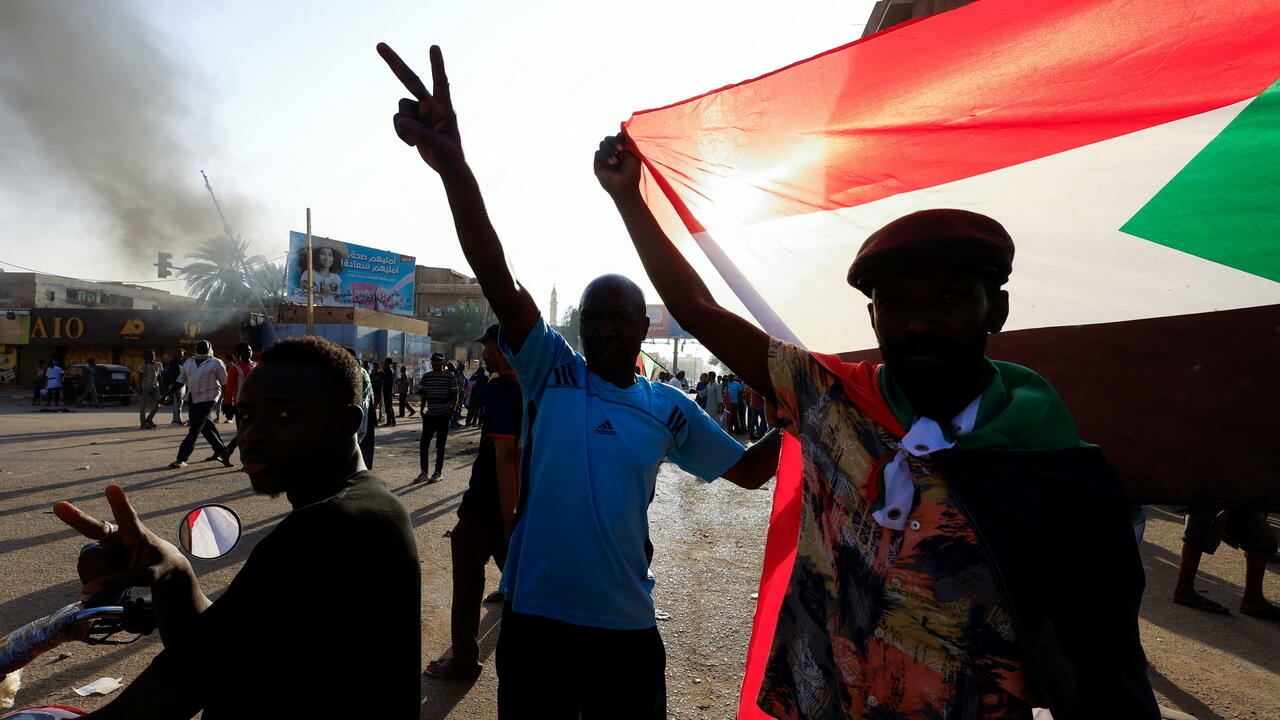 Manifestante asesinado en Sudán mientras miles se manifiestan tres años después del levantamiento contra Bashir
