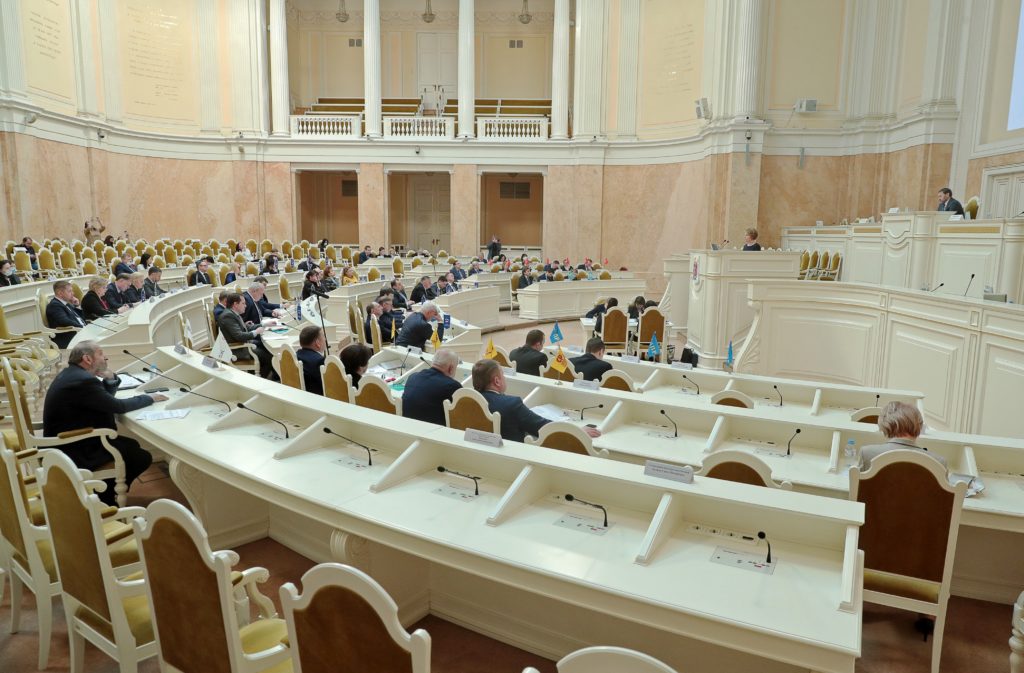 Matices del parlamentarismo nacional Patria en el Neva