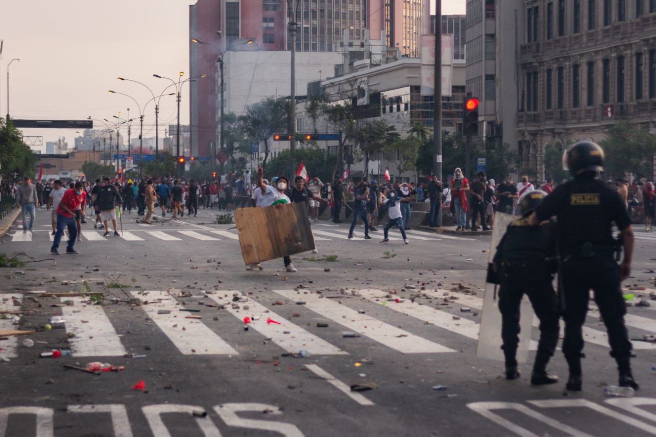 Miles marchan en Lima, Perú exigiendo la renuncia del presidente Pedro Castillo - Latin America Reports