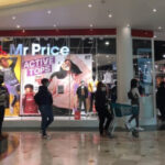 El 2 de mayo de 2020, los compradores hacen cola en una tienda Mr Price en el centro comercial Canal Walk en Ciudad del Cabo.  Foto: Jarita Kassen/EWN.