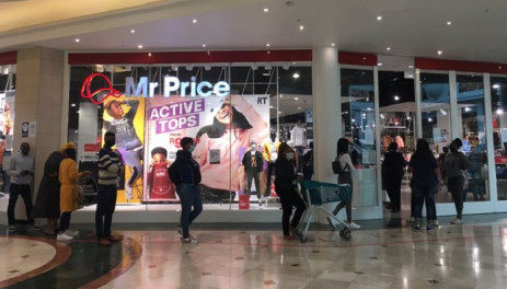 El 2 de mayo de 2020, los compradores hacen cola en una tienda Mr Price en el centro comercial Canal Walk en Ciudad del Cabo.  Foto: Jarita Kassen/EWN.