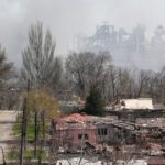 El humo se eleva por encima de la planta de Azovstal cuando los edificios cercanos fueron arrasados ​​en Mariupol el 18 de abril.
