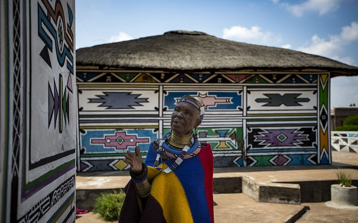 Policía ofrece recompensa por información sobre sospechoso que robó a Esther Mahlangu