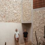 Los neoyorquinos Marc Perrotta (izquierda) y John Newton en su nuevo hogar en el distrito Centro diseñado por Perrotta