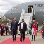 El presidente Gabriel Boric (CR) camina junto al canciller argentino Santiago Cafiero a su llegada a Buenos Aires