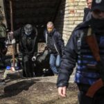 Cuerpos atados, baleados y dejados pudrirse en Bucha insinúan la espantosa realidad de la ocupación rusa en Ucrania