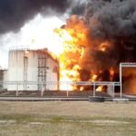 Una imagen fija tomada de un video muestra un depósito de combustible en llamas en la ciudad de Belgorod el 1 de abril de 2022.