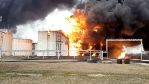 Una imagen fija tomada de un video muestra un depósito de combustible en llamas en la ciudad de Belgorod el 1 de abril de 2022.