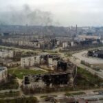 Una vista aérea tomada el 12 de abril de 2022 muestra la ciudad de Mariupol, donde las autoridades dicen que pueden haber muerto hasta 22.000 personas.
