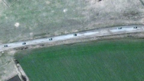 Una imagen satelital de Maxar Technologies muestra lo que parece ser un convoy ruso de 8 millas de largo al este de Kharkiv.
