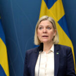 La primera ministra sueca, Magdalena Andersson, realiza una conferencia de prensa en Estocolmo, Suecia, el 27 de febrero.