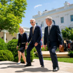 La primera ministra sueca Magdalena Andersson, el presidente estadounidense Joe Biden y el presidente finlandés Sauli Niinistö salen del jardín de rosas de la Casa Blanca después de hablar el 19 de mayo.