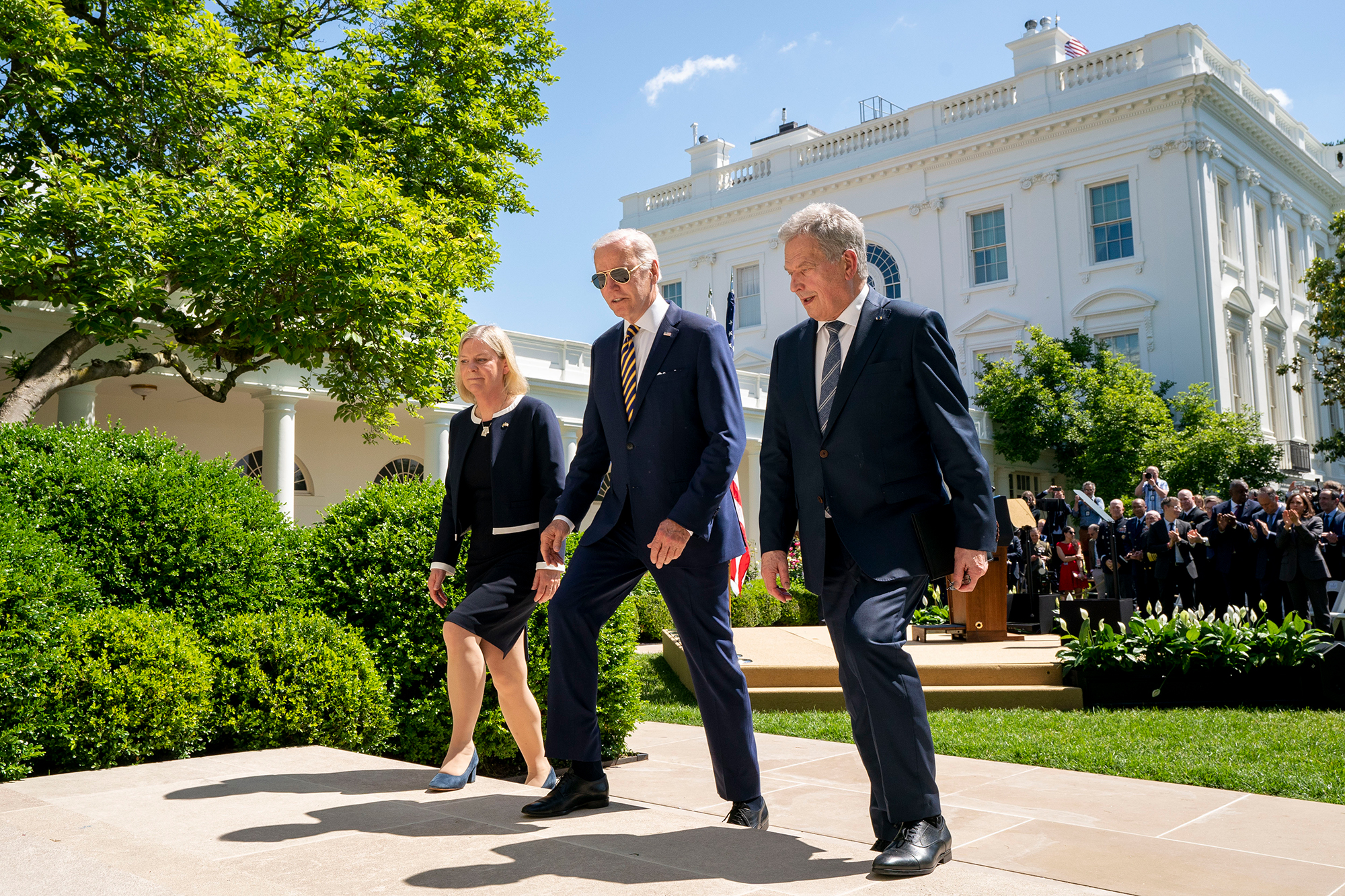 La primera ministra sueca Magdalena Andersson, el presidente estadounidense Joe Biden y el presidente finlandés Sauli Niinistö salen del jardín de rosas de la Casa Blanca después de hablar el 19 de mayo.