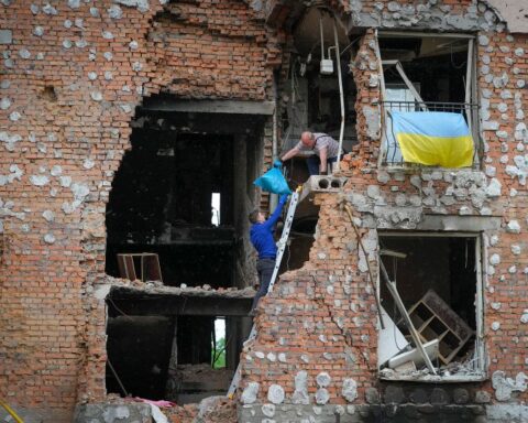 Los residentes sacan sus pertenencias de su casa destruida por el bombardeo ruso en Irpin, Ucrania, el sábado 21 de mayo.