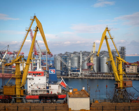 Silos de almacenamiento y grúas de envío en el Puerto de Odesa en Ucrania, el 22 de enero.