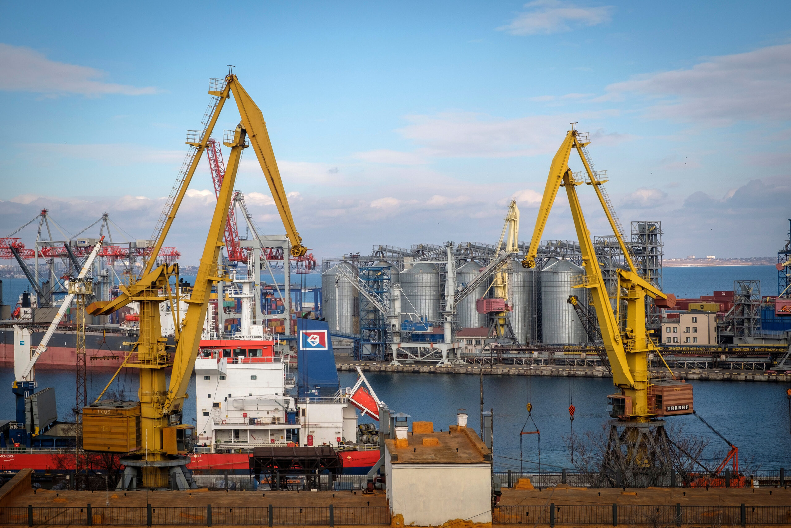 Silos de almacenamiento y grúas de envío en el Puerto de Odesa en Ucrania, el 22 de enero.