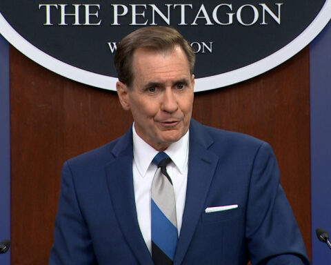 El portavoz del Pentágono, John Kirby, habla durante una sesión informativa en el Pentágono el viernes 27 de mayo.
