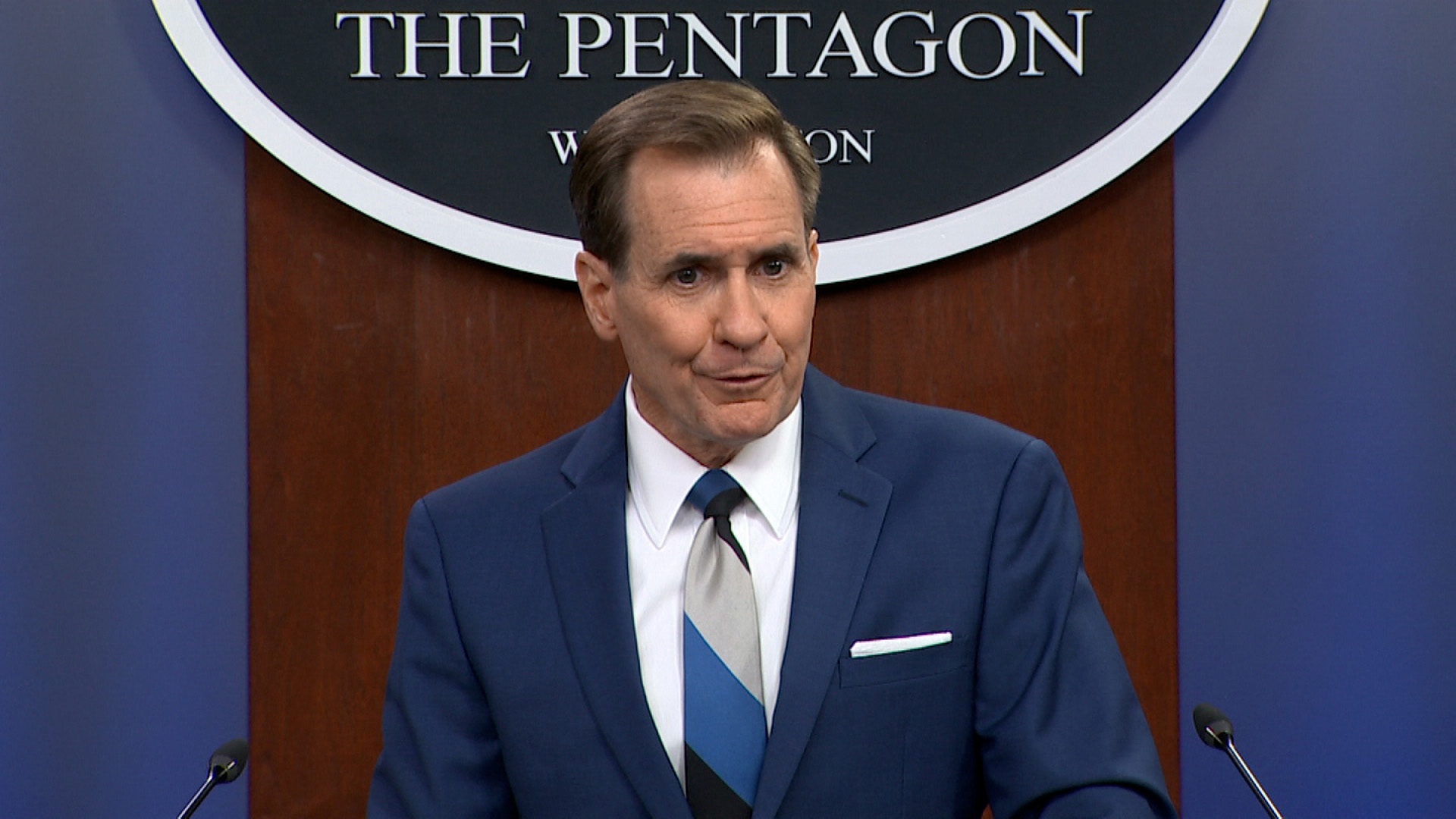 El portavoz del Pentágono, John Kirby, habla durante una sesión informativa en el Pentágono el viernes 27 de mayo.