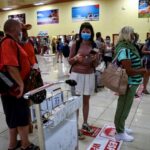 Turistas rusos hacen cola en aeropuerto Juan Gualberto Gómez